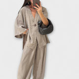 Jacqueline - Casual top com decote em V e calças twin