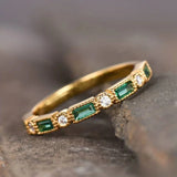 Anel com zircónia verde retro