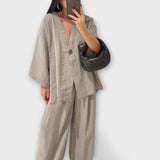 Jacqueline - Casual top com decote em V e calças twin