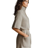 Isa - Casual Ανοιχτό Καφέ Oversize Ολόσωμο Σορτς με Όρθιο Γιακά, Λαιμόκοψη V, Κοντό Μανίκι, Ζώνη, Εξωτερικές Τσέπες και Χνουδωτή Πλέξη