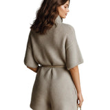 Isa - Casual Ανοιχτό Καφέ Oversize Ολόσωμο Σορτς με Όρθιο Γιακά, Λαιμόκοψη V, Κοντό Μανίκι, Ζώνη, Εξωτερικές Τσέπες και Χνουδωτή Πλέξη