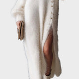 Venice | Confortável, Elegante Vestido Midi de Malha com Decote em V, Botões Metálicos, Imitação de Pelo de Coelho Branco e Abertura Lateral