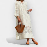 Vestido leve com pormenores em renda