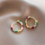 Elegantes brincos de ouro com esmalte colorido
