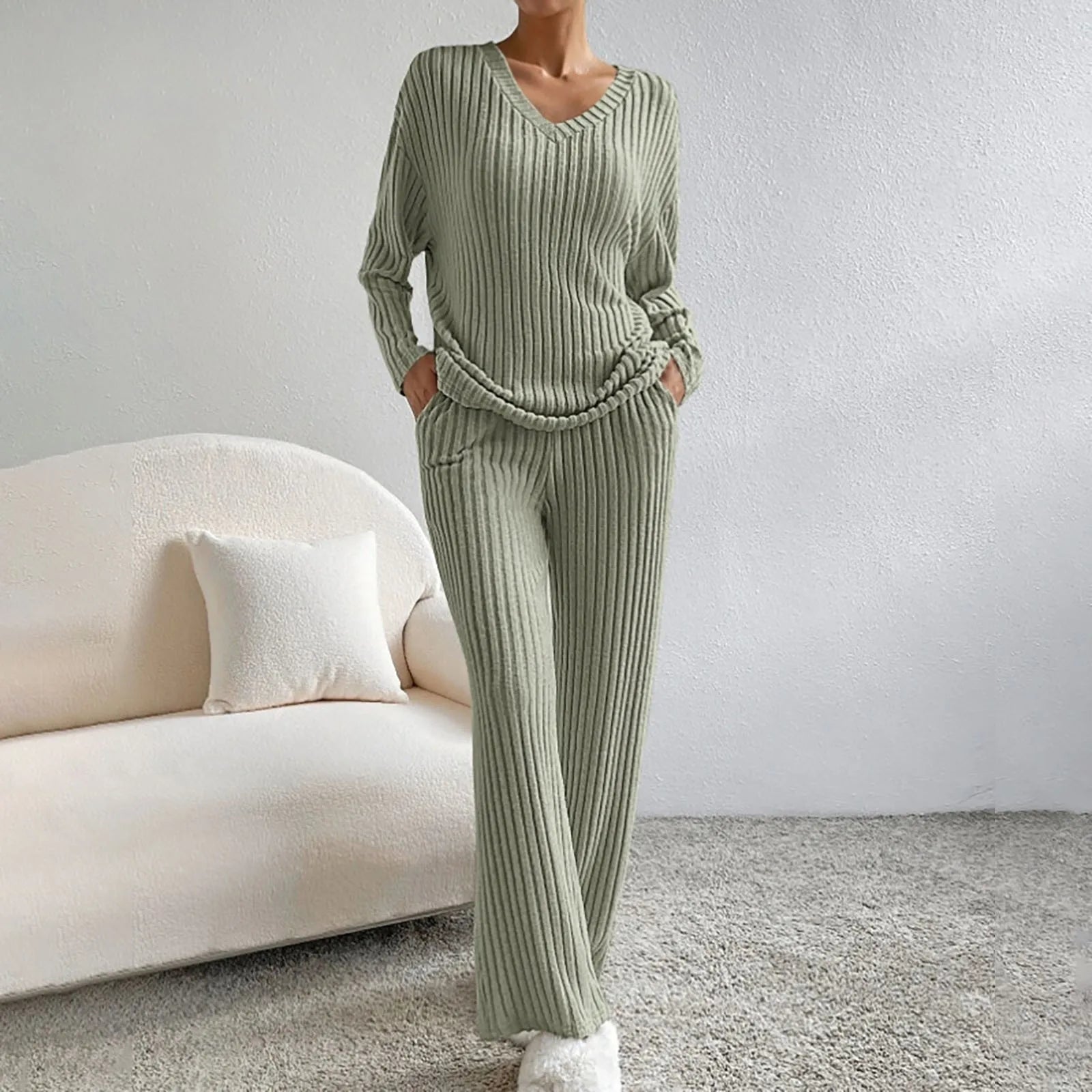 Edina – Conjunto de Duas Peças com Gola V e Design em Malha