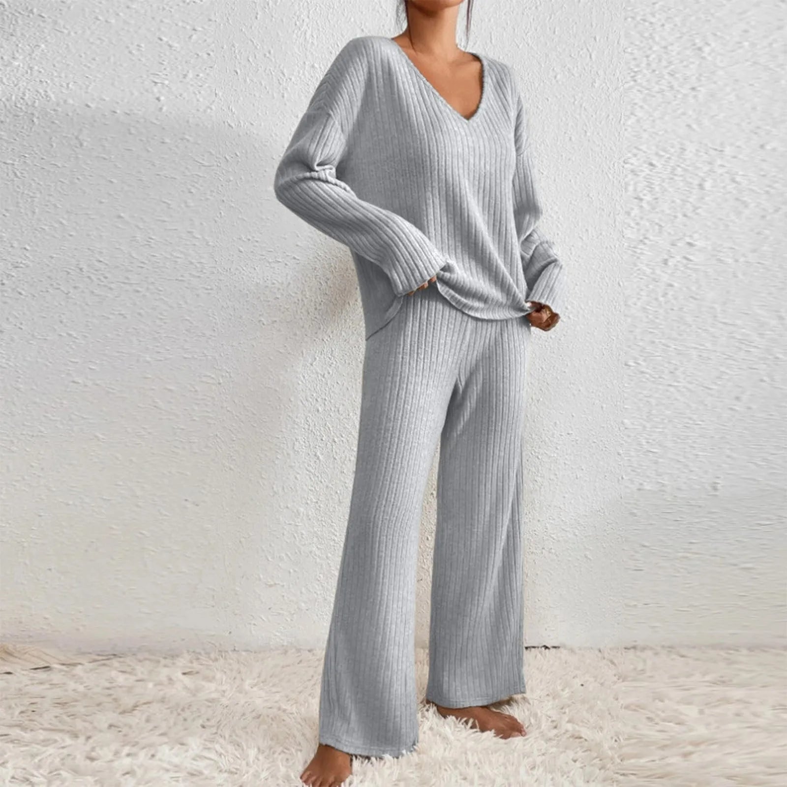 Edina – Conjunto de Duas Peças com Gola V e Design em Malha