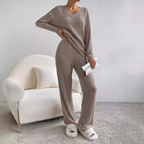 Edina – Conjunto de Duas Peças com Gola V e Design em Malha