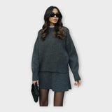 Conjunto de Camisola e Saia de Malha com Corte Moderno