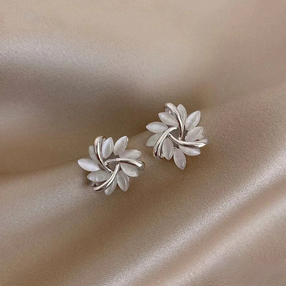 Elegant earrings in gold with exquisite floral patterns in opal
