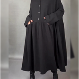 Vestido de tamanho grande em linha A com gola e botões