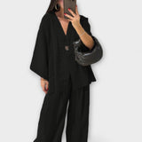 Jacqueline - Casual top com decote em V e calças twin