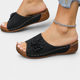 Rich orthopedic sandals with 3D flower and cushioning