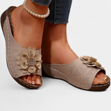 Rich orthopedic sandals with 3D flower and cushioning