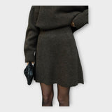 Conjunto de Camisola e Saia de Malha com Corte Moderno